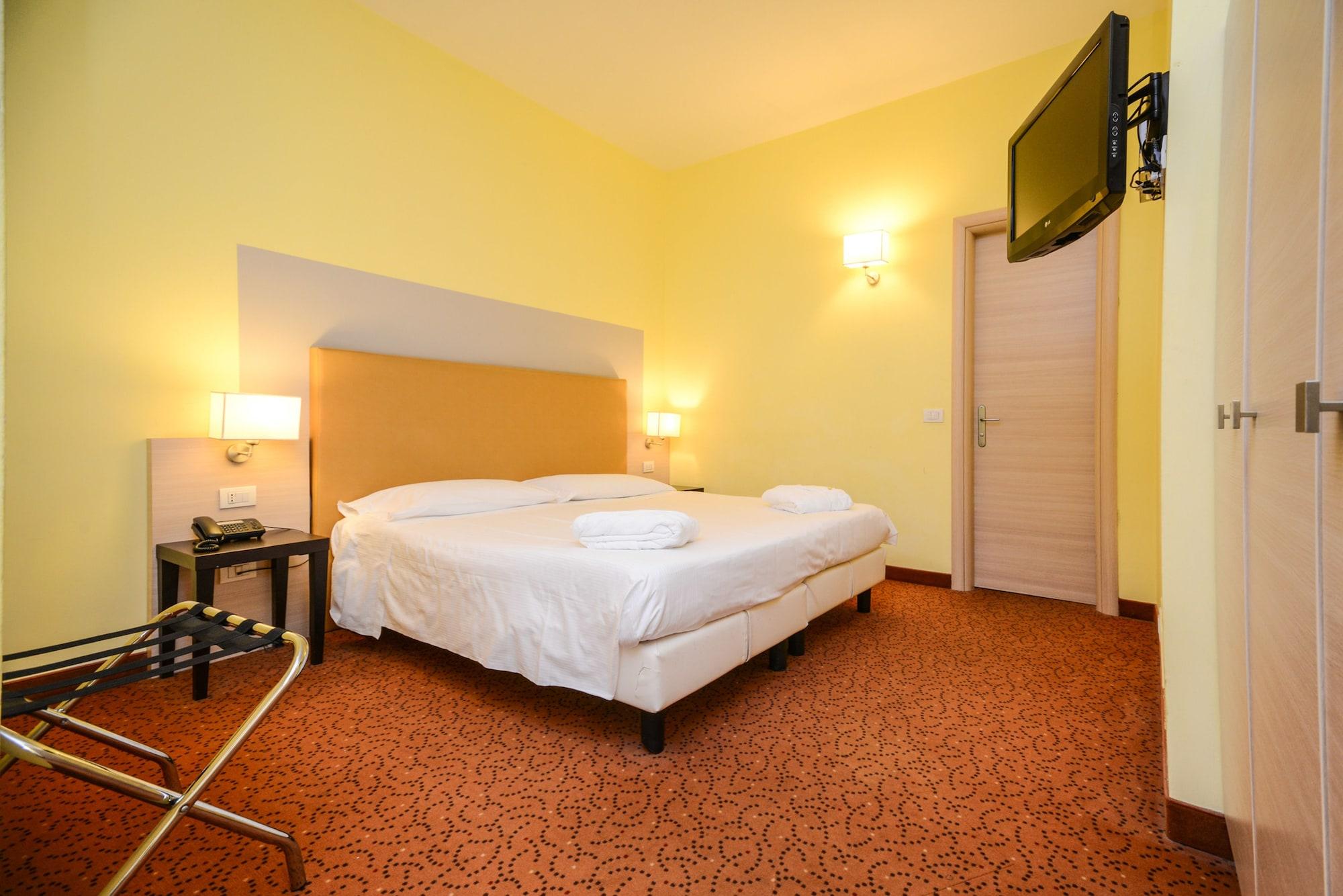 Regal Hotel Бреша Екстериор снимка