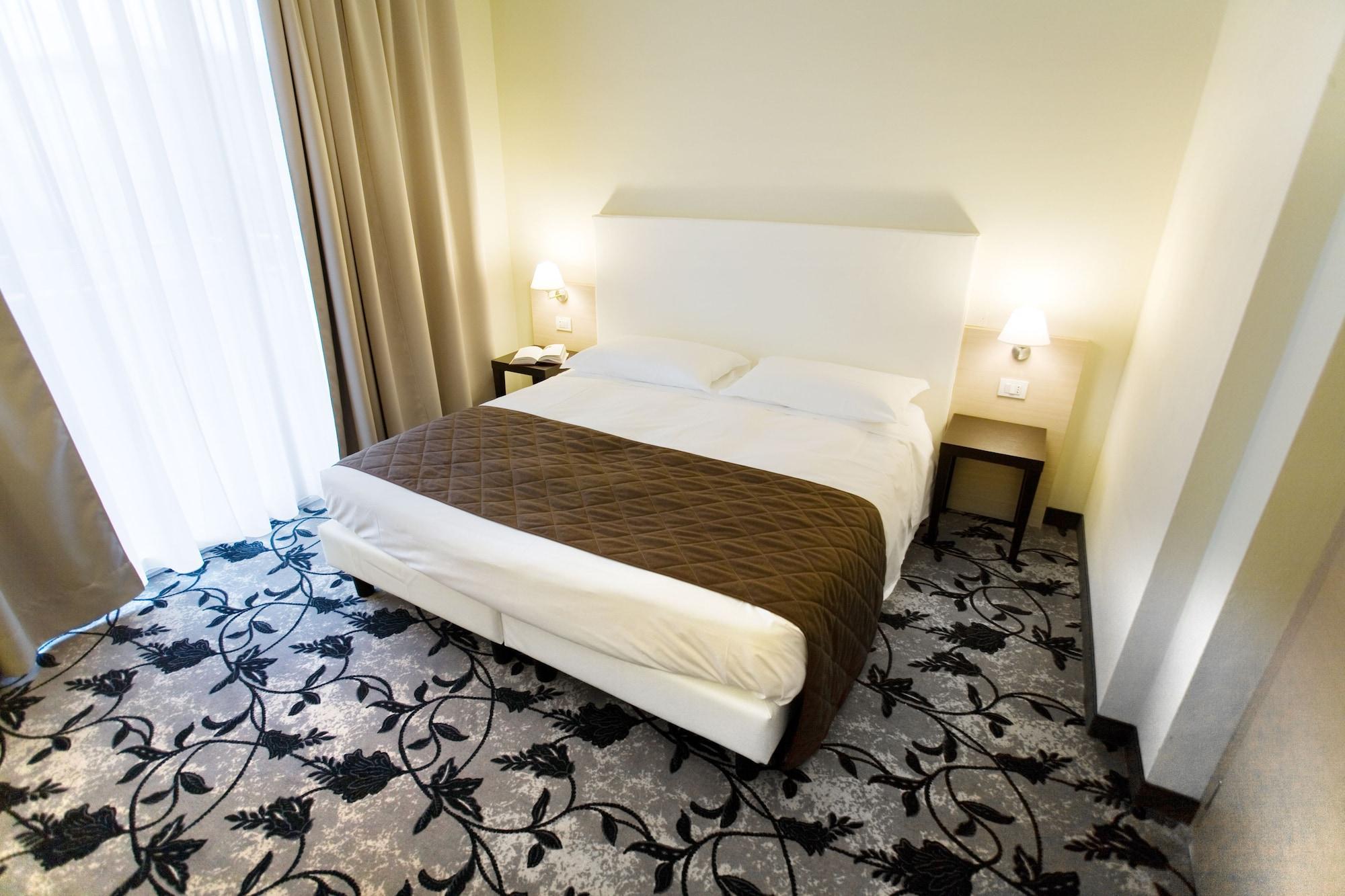 Regal Hotel Бреша Екстериор снимка