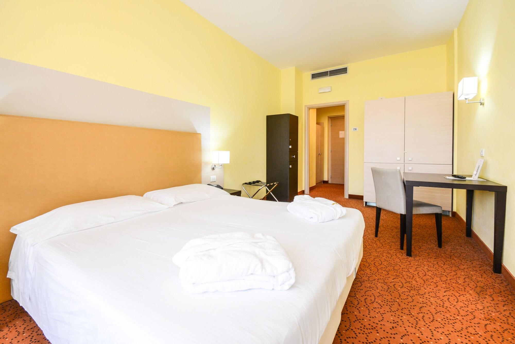 Regal Hotel Бреша Екстериор снимка