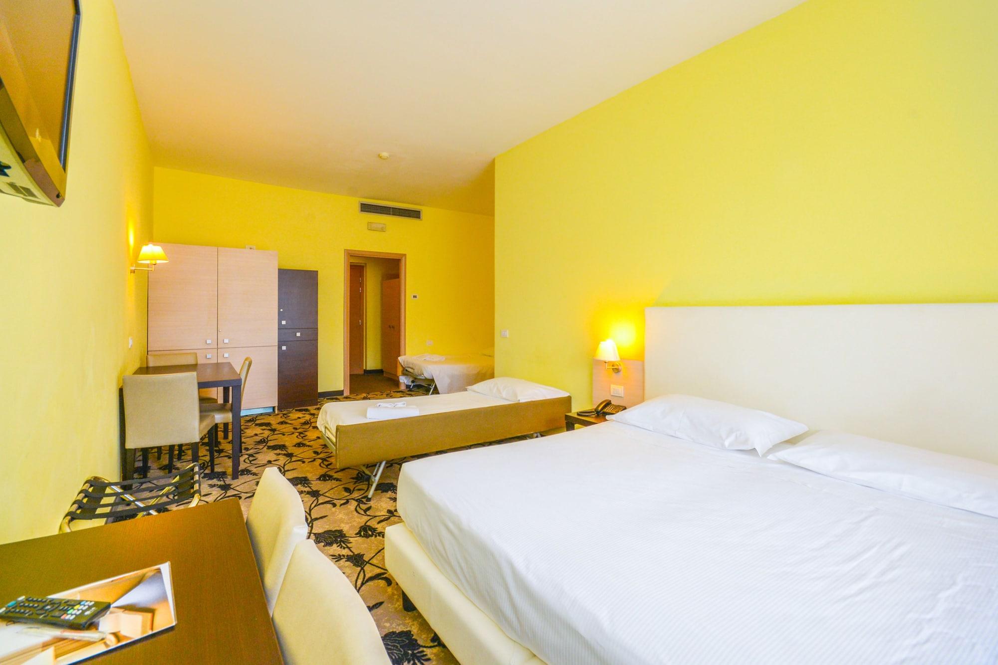 Regal Hotel Бреша Екстериор снимка