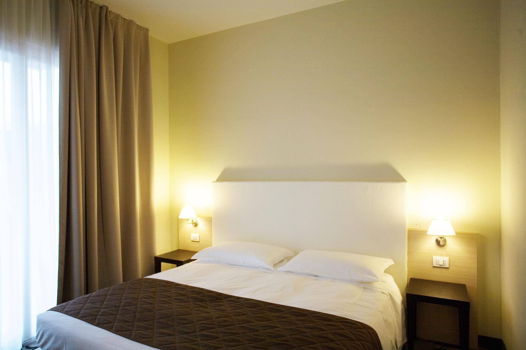Regal Hotel Бреша Екстериор снимка
