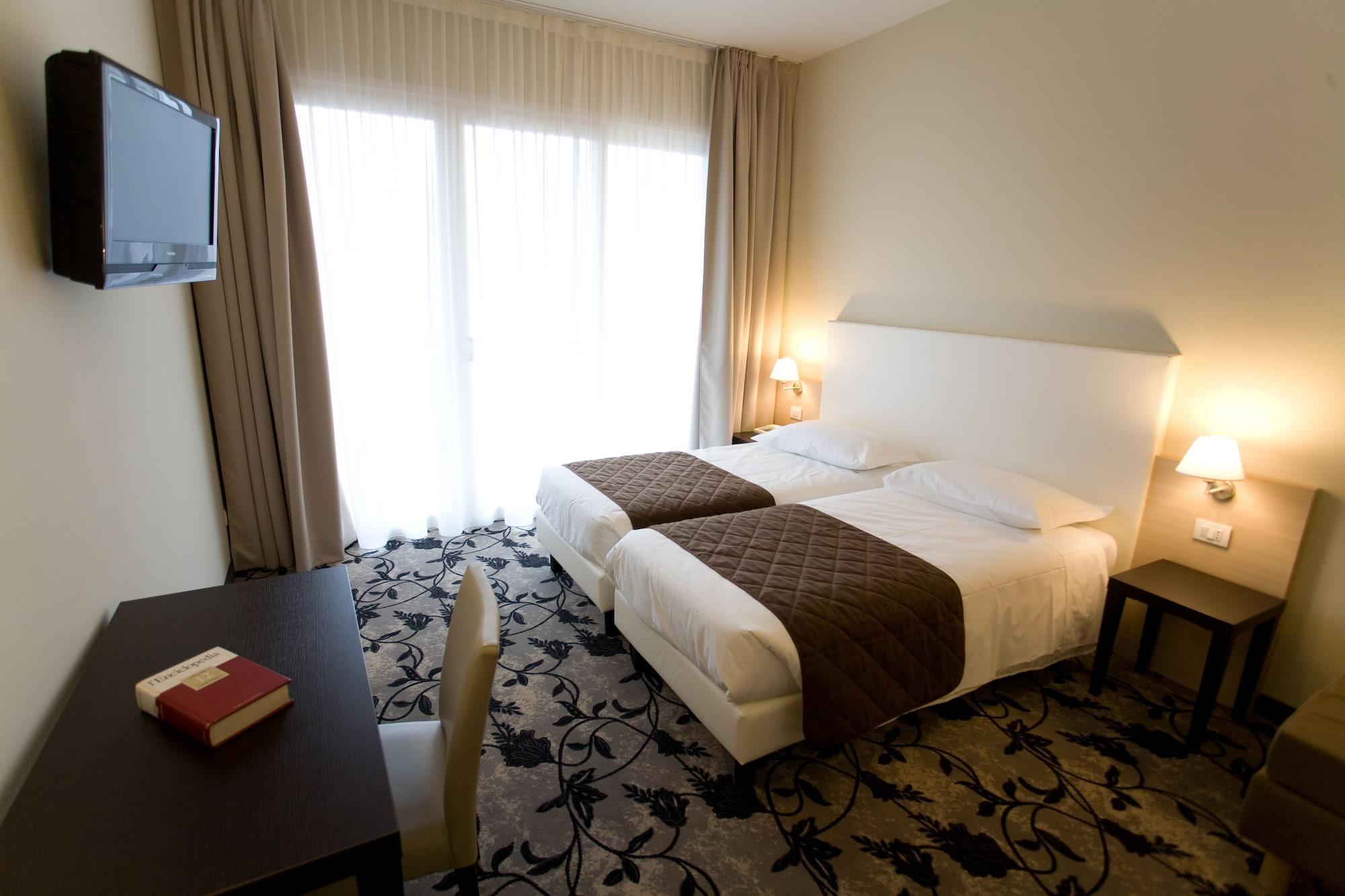Regal Hotel Бреша Екстериор снимка