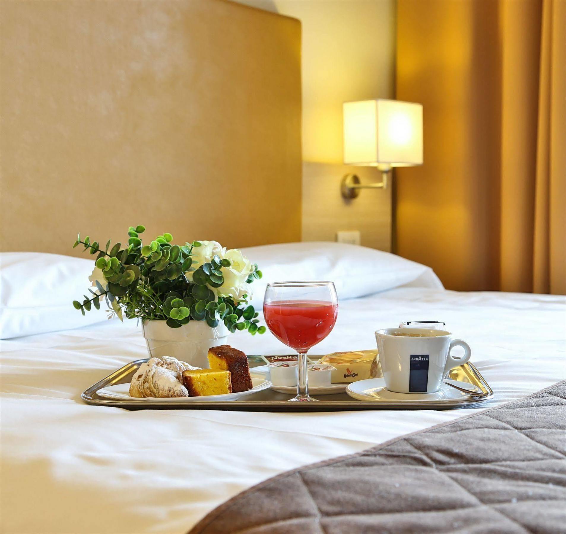 Regal Hotel Бреша Екстериор снимка